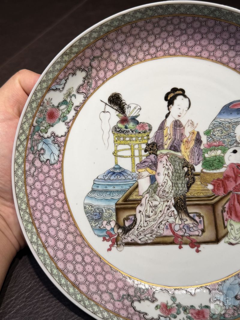 清雍正 外胭脂红内广珐琅仕女婴戏图盘 - 图7